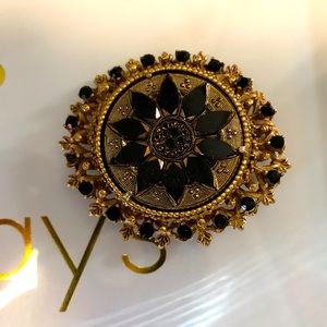 Vintage Pin- very elegant in good condition